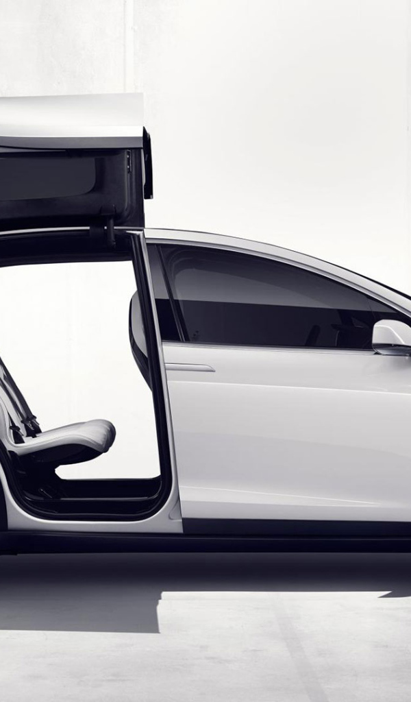 Белый электромобиль Тесла с открытыми дверями  