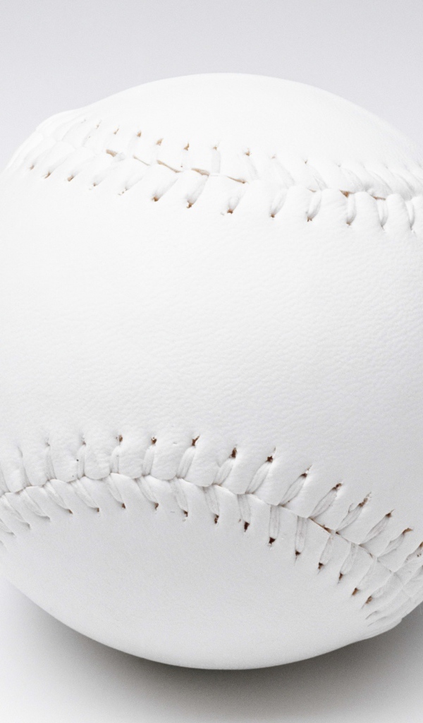 Белый бейсбольный мяч на белом фоне 