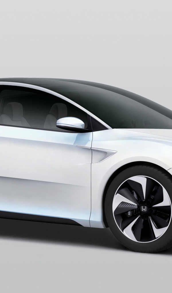 Белый электромобиль  Honda FCv на сером фоне