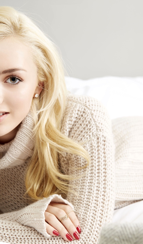 Молодая американская актриса Пейтон Рой Лист в свитере