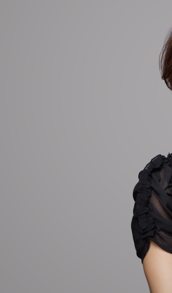 Молодая индийская актриса Неха Шарма в черном платье