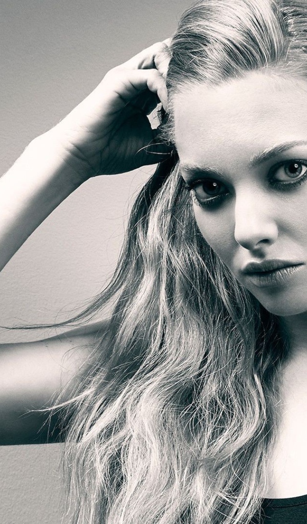 Молодая актриса Аманда Сейфрид,  черно белое фото 