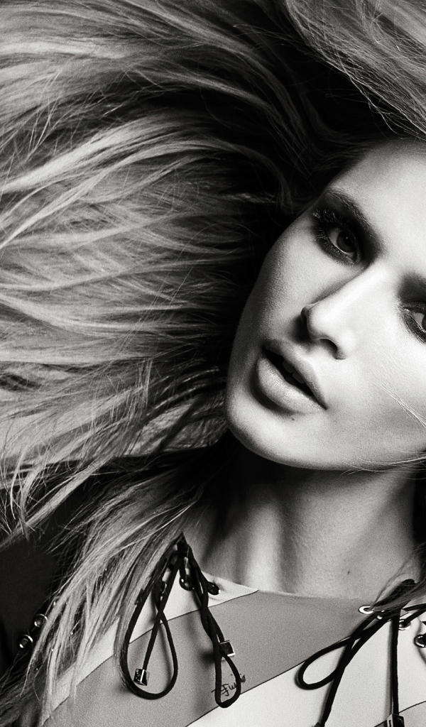 Молодая актриса Белла Торн черно-белое фото