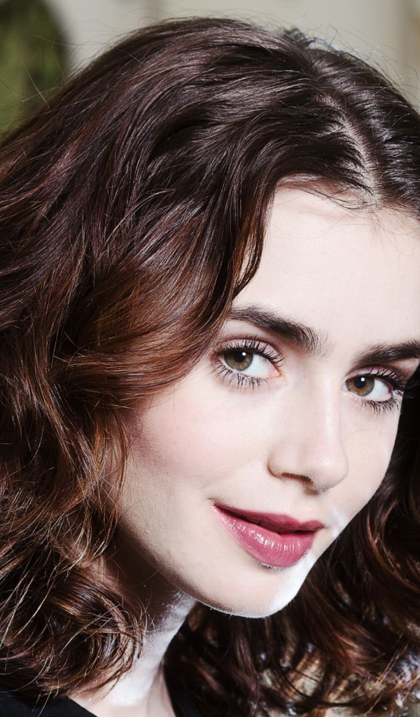 Молодая актриса брюнетка Лили Коллинз