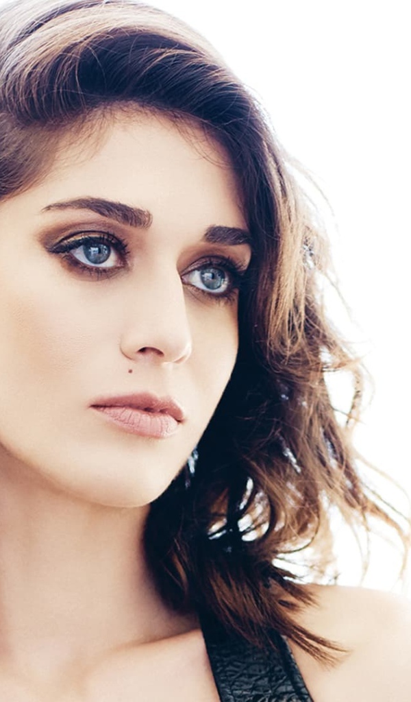 Молодая актриса брюнетка Лиззи Каплан 