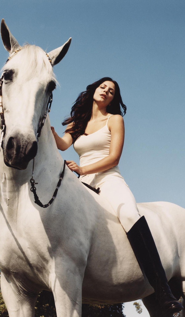 Молодая актриса Кэтрин Макфи на белой лошади 