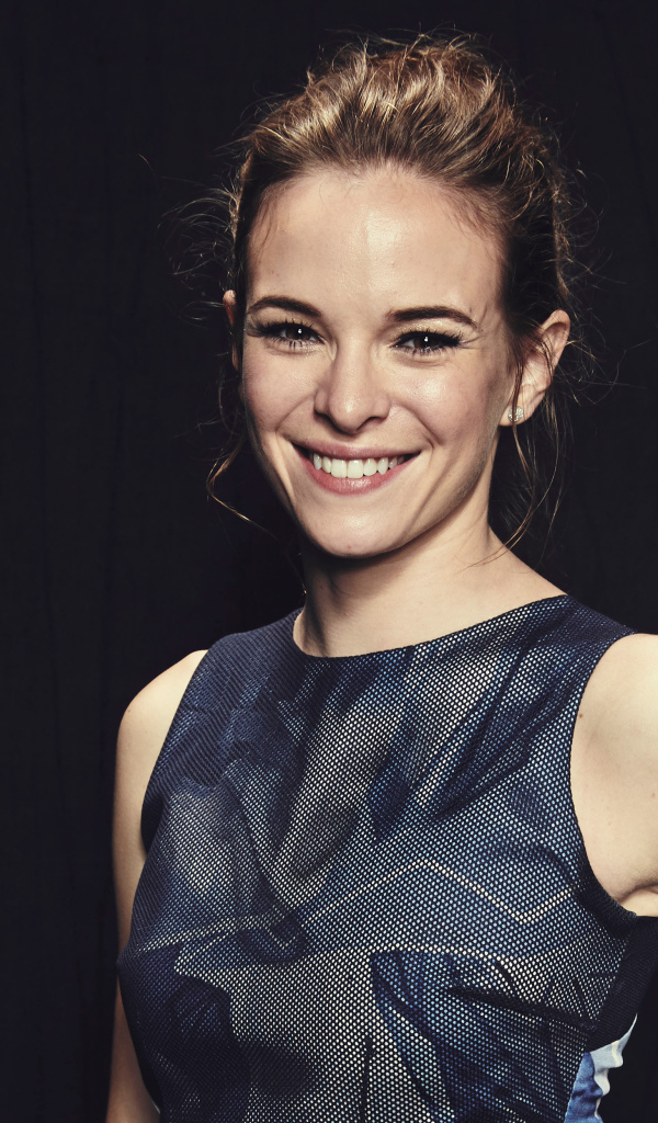 Молодая актриса Даниэль Панабэйкер с очаровательной улыбкой