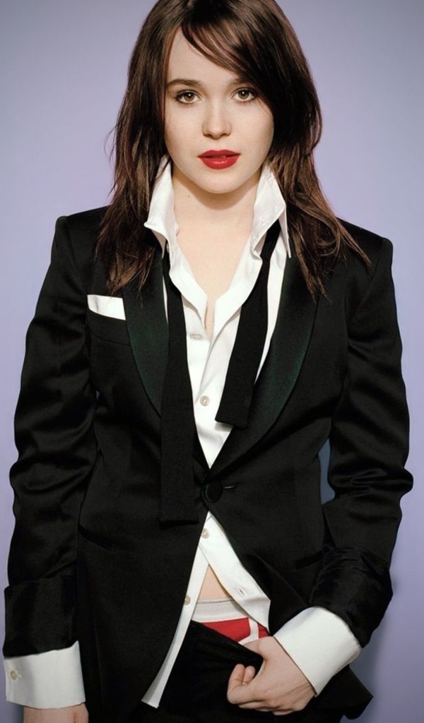 Молодая актриса  Эллен Пейдж в стильном костюме