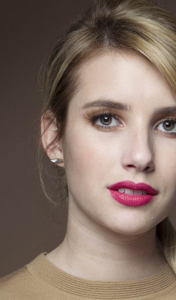 Молодая актриса Эмма Робертс с розовыми губами 