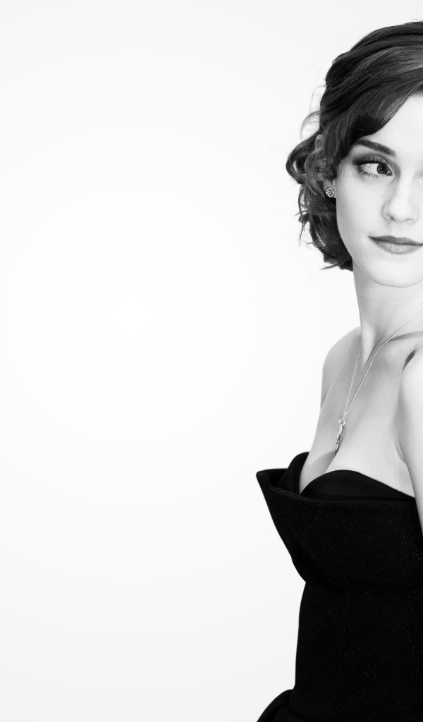 Молодая актриса Эмма Уотсон черно-белое фото