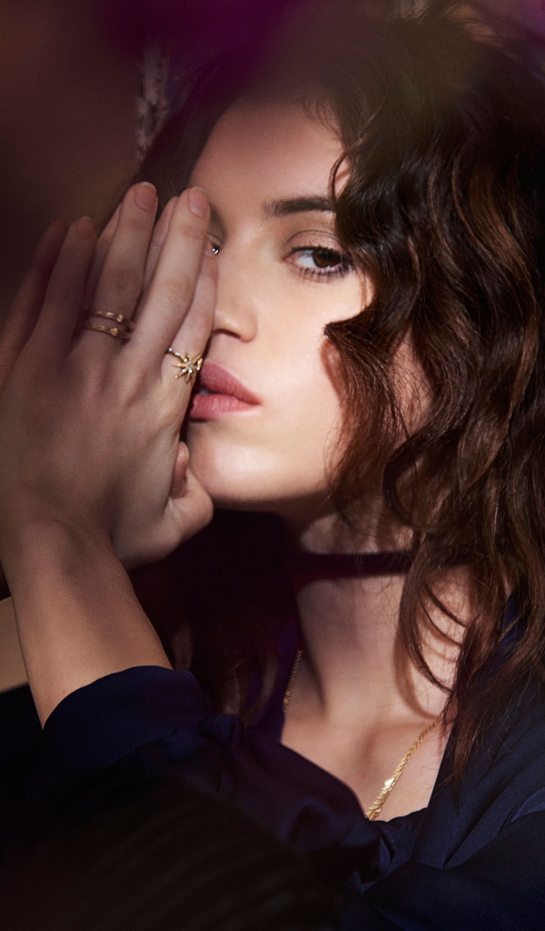 Молодая актриса  Гала Гордон с выразительным взглядом