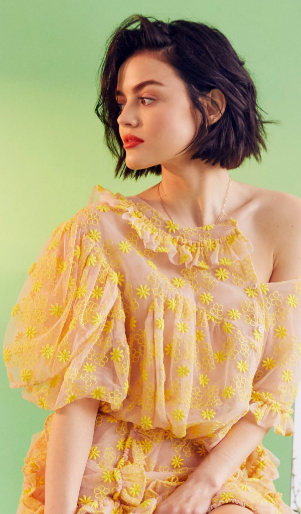 Молодая актриса Люси Хейл в красивом платье отражается в зеркале