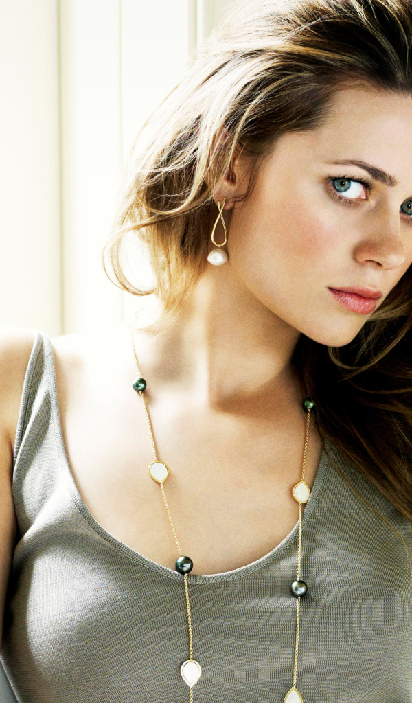 Молодая актриса Мейв Дермоди