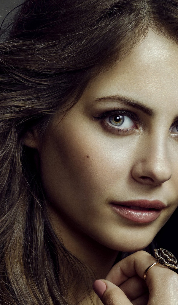 Молодая актриса Уилла Холланд с красивыми глазами