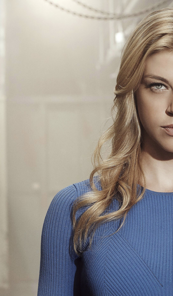 Молодая актриса блондинка Эдрианн Палики