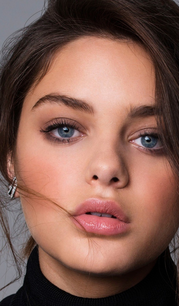 Молодая актриса с красивыми глазами Одейя Раш фото на сером фоне