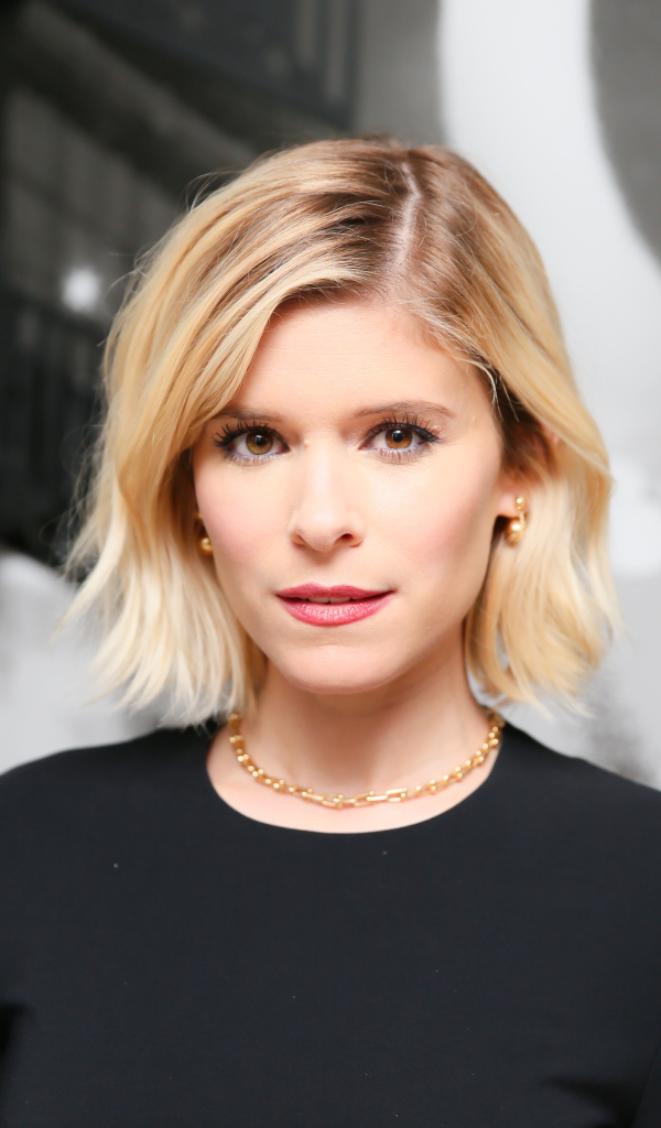 Молодая красивая актриса Кейт Мара в черном платье 