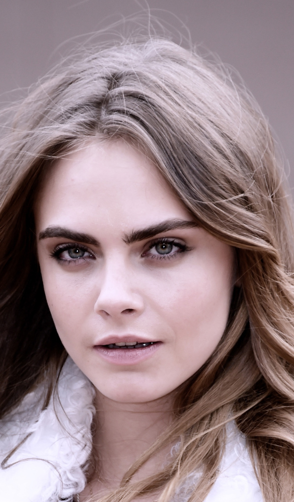 Молодая блондинка актриса Кара Делевинь