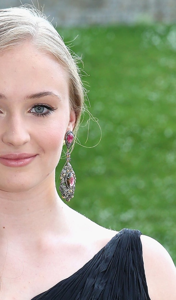 Молодая голубоглазая актриса Софи Тёрнер 