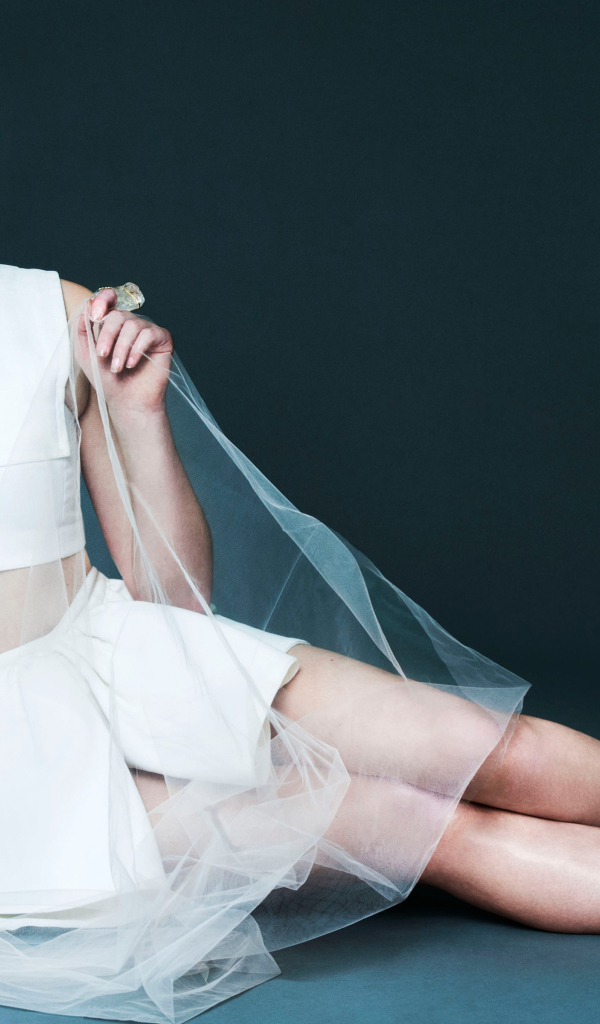 Молодая голубоглазая актриса Софи Тёрнер в белом наряде