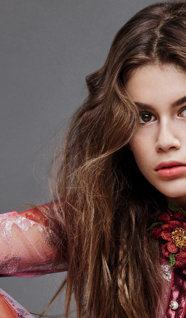 Молодая кареглазая актриса Кайя Гербер 