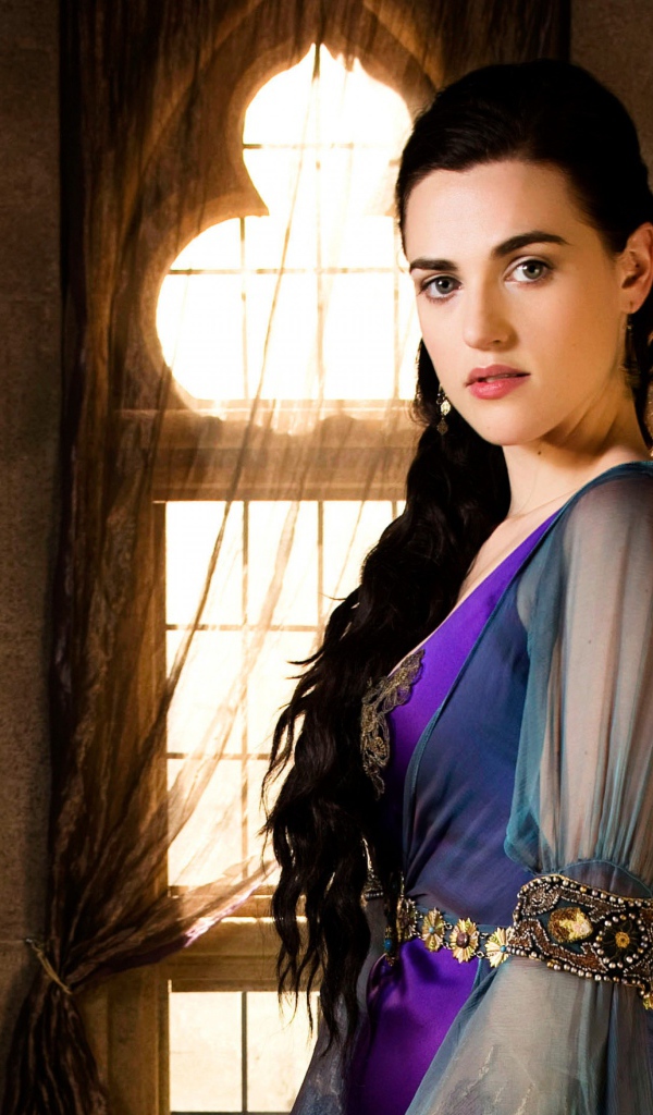 Молодая брюнетка актриса Кэти Макграт в красивом платье