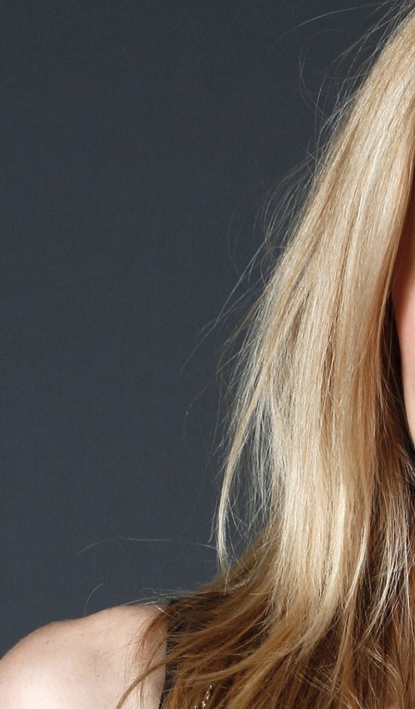 Молодая девушка израильская актриса Алона Тал