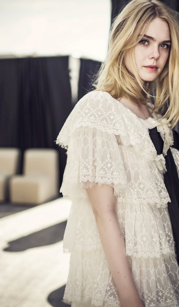 Молодая девушка актриса Эль Фэннинг в белом платье 