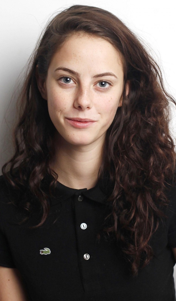 Молодая девушка актриса Кая Скоделарио