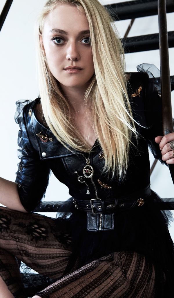 Молодая девушка блондинка актриса Дакота Фэннинг