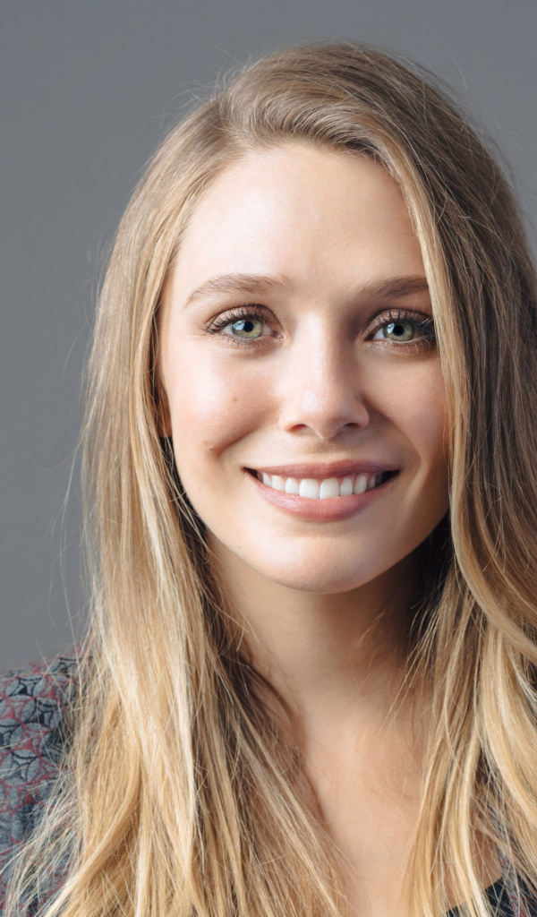 Молодая улыбающаяся актриса Элизабет Олсен