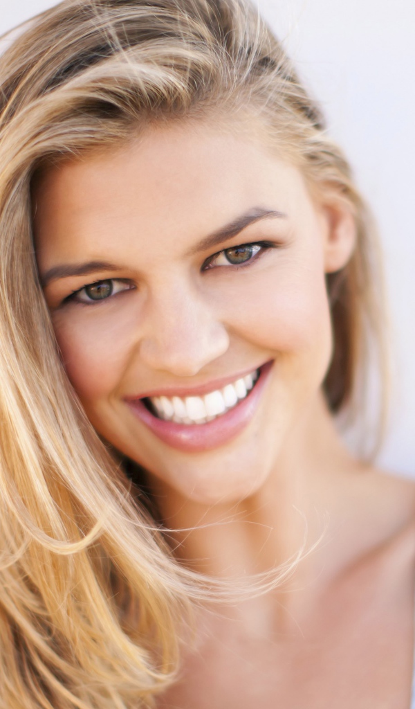 Молодая улыбающаяся девушка актриса Келли Рорбах