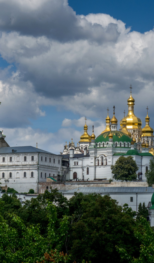 Красивая Киево-Печерская лавра на фоне облаков,  Киев. Украина 