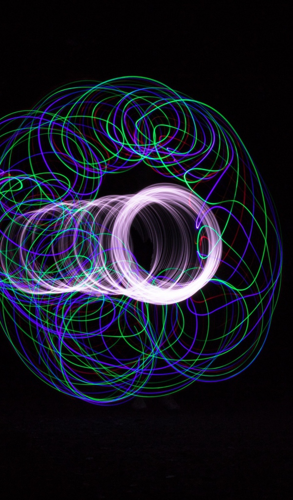 Разноцветные неоновые круги на черном фоне