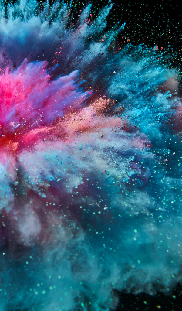 Разноцветный взрыв дыма на черном фоне