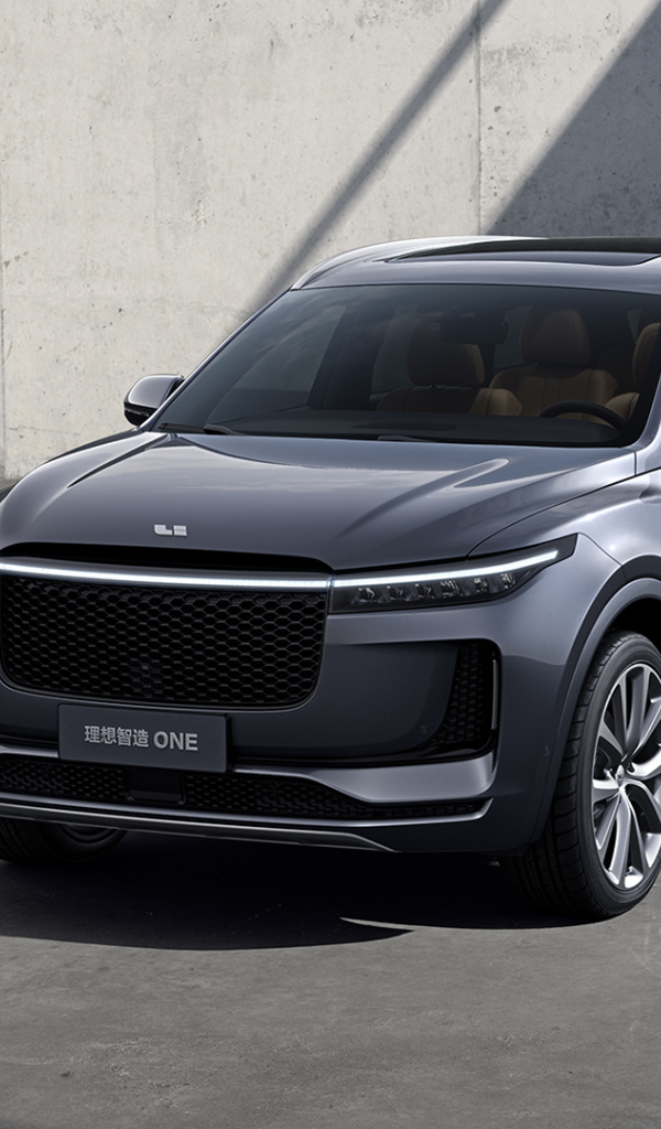 Серебристый внедорожник Lixiang ONE 2019 года