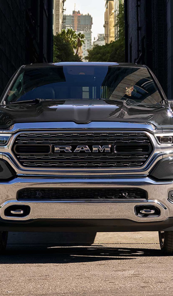 Черный внедорожник Ram 1500, 2019 года