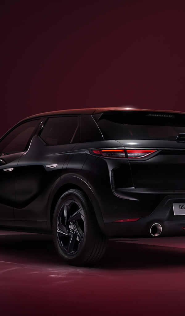 Автомобиль DS 3 Crossback La Premiere 2019 года на бордовом фоне