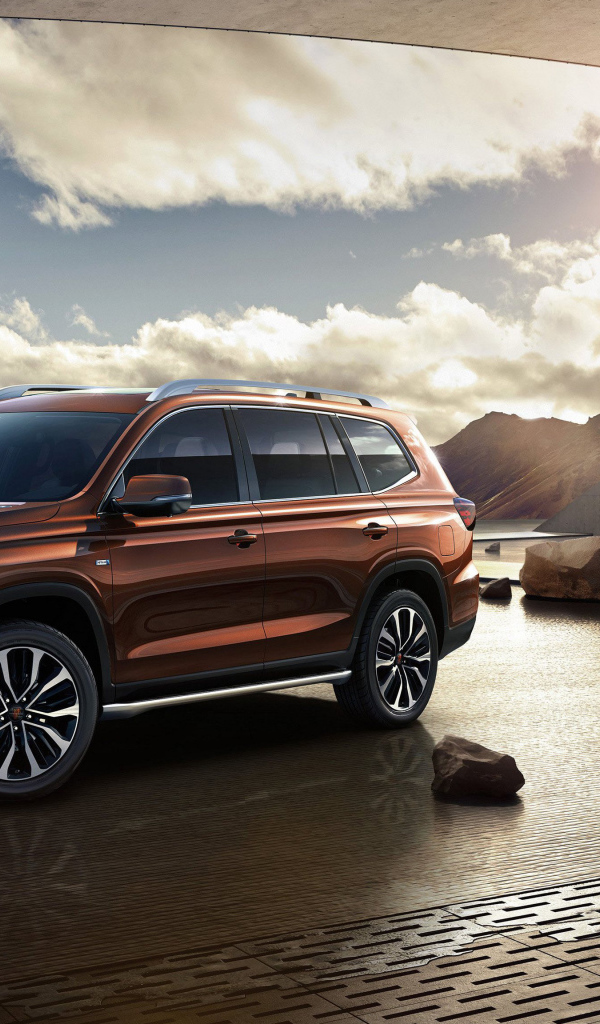 Внедорожник Roewe RX8, 2018 года под красивым небом