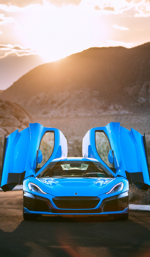 Спорткар Rimac C Two California, 2018 года с открытыми дверями