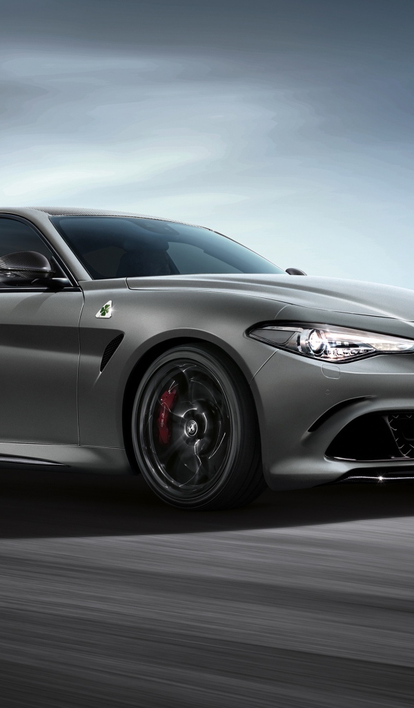 Серебристый автомобиль Alfa Romeo  Quadrifoglio Nurburgring, 2018 года на скорости