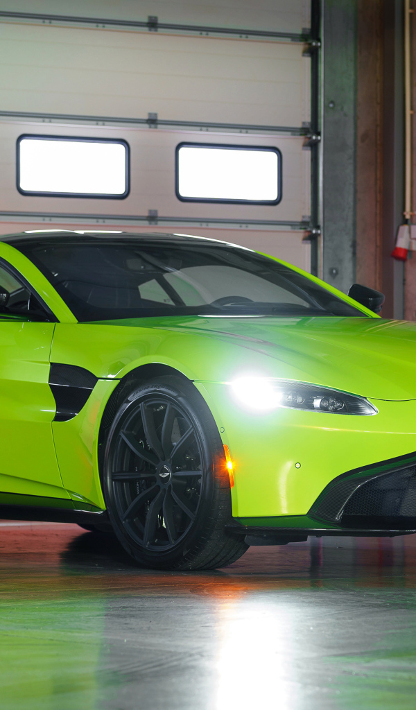 Салатовый автомобиль Aston Martin Vantage, 2019