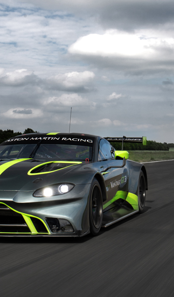 Спортивный автомобиль Aston Martin Vantage GT3, 2018 года на трассе