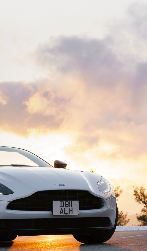 Белый автомобиль кабриолет Aston Martin DB11 V8 Volante, 2019 года