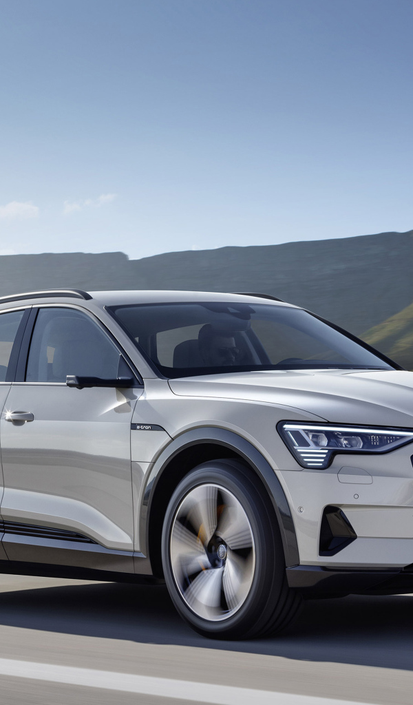 Серебристый автомобиль Audi E-Tron, 2019