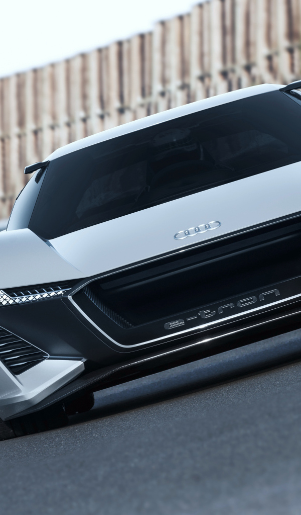 Серебристый быстрый автомобиль Audi PB 18 E-Tron