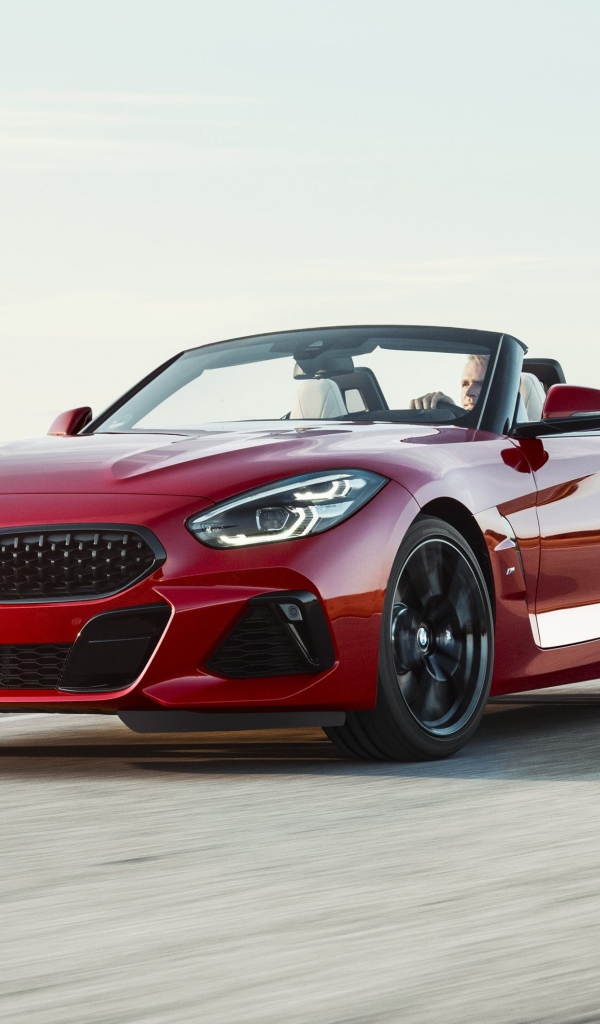 Красный спортивный автомобиль BMW Z4 M40i, 2019