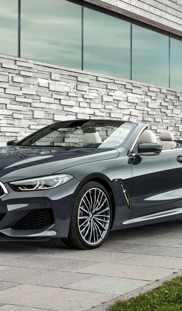 Черный кабриолет BMW M850i 2018 года