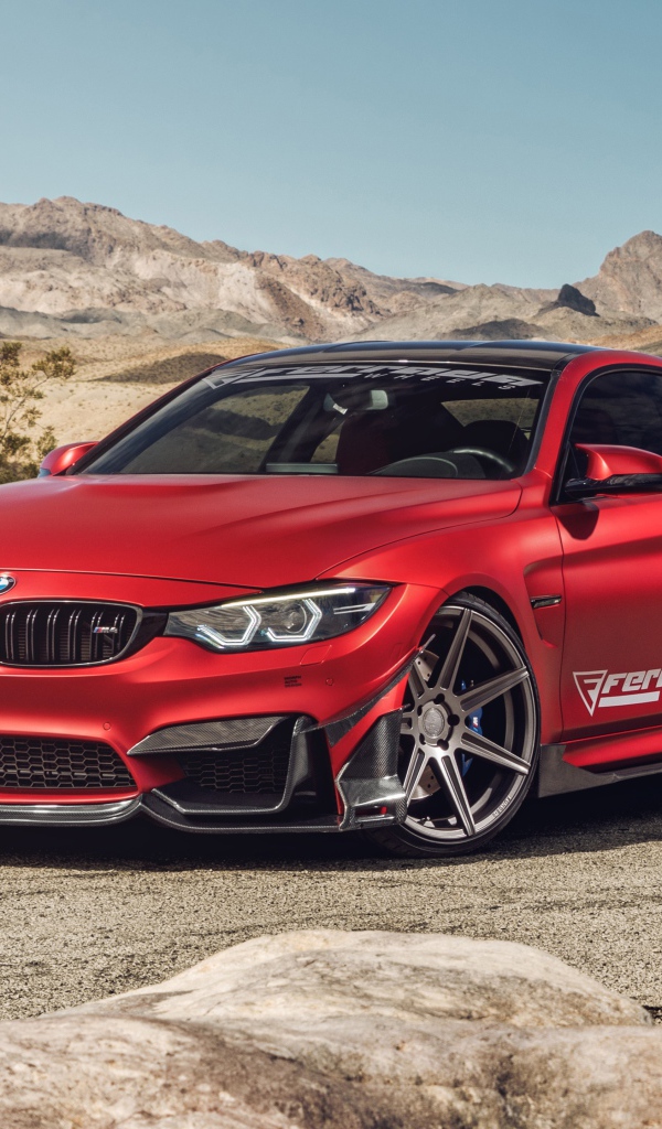 Автомобиль Ferrada Red Matte BMW M4 на фоне гор