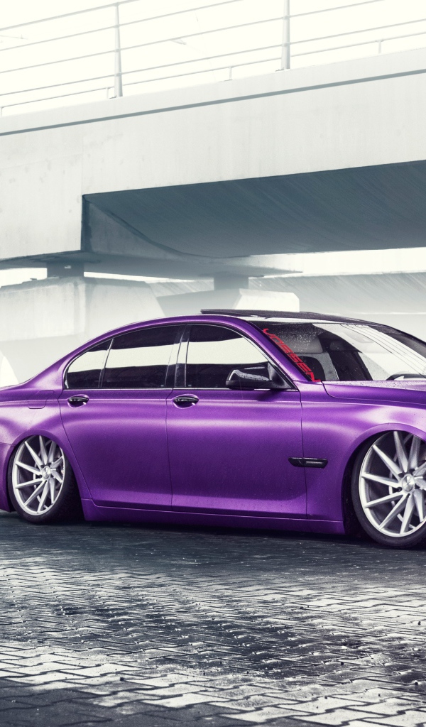 Фиолетовый автомобиль BMW 7 Series